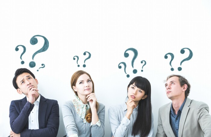 ?を浮かべる男女