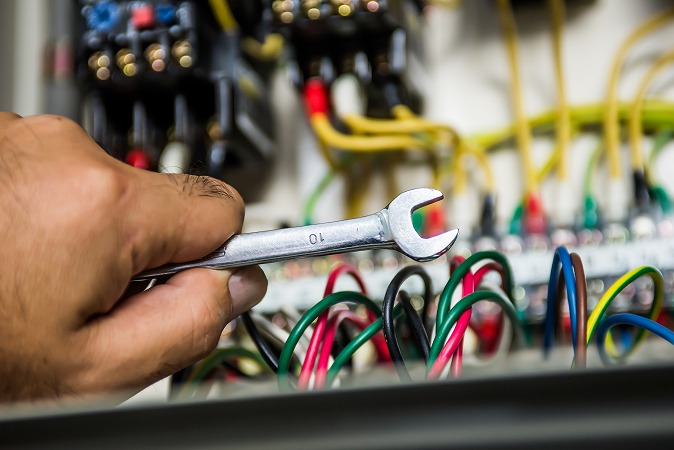 受変電設備工事業界の最前線で働く